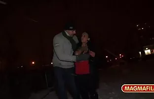 XXX Hermosa morena se burla de un hombre mayor en su ventana sexo xxx español latino