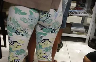 XXX niña morena chupando y follando una video porno audio latino gran polla negra
