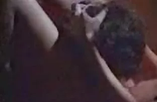 XXX Morena lujuriosa yace desnuda en la cama frente a su porno latino castellano cámara web