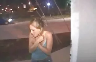 XXX Rubia de piel lechosa xnxx español latino follada duro con un rabo negro en el sofá